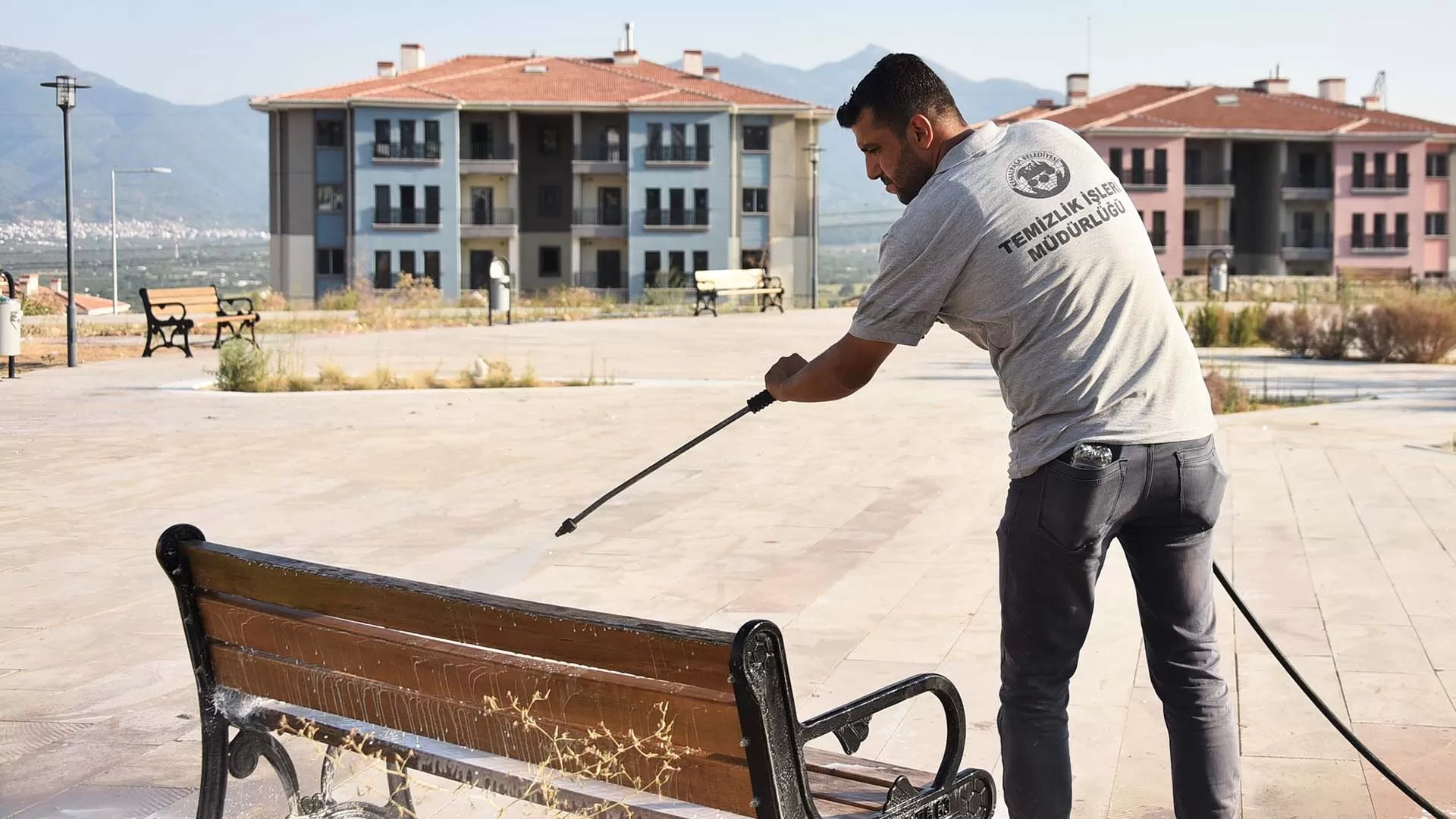 Kemalpaşa Belediyesi Temizlik İşleri Müdürlüğü ekipleri, ilçe genelinde sürdürdüğü temizlik çalışmalarına hız verdi.