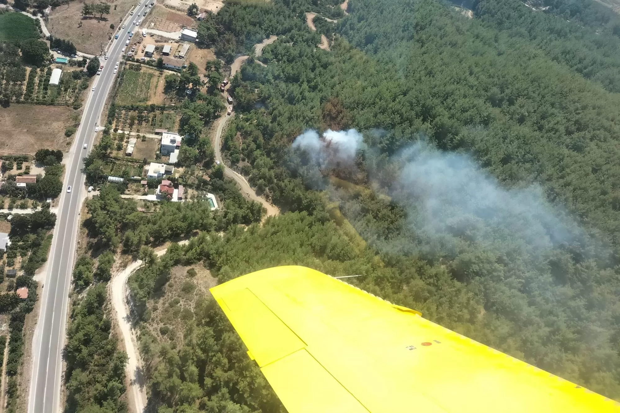 İzmir’in Menderes ilçesinde çıkan orman yangını karadan ve havadan müdahale ile büyümeden kontrol altına alındı.