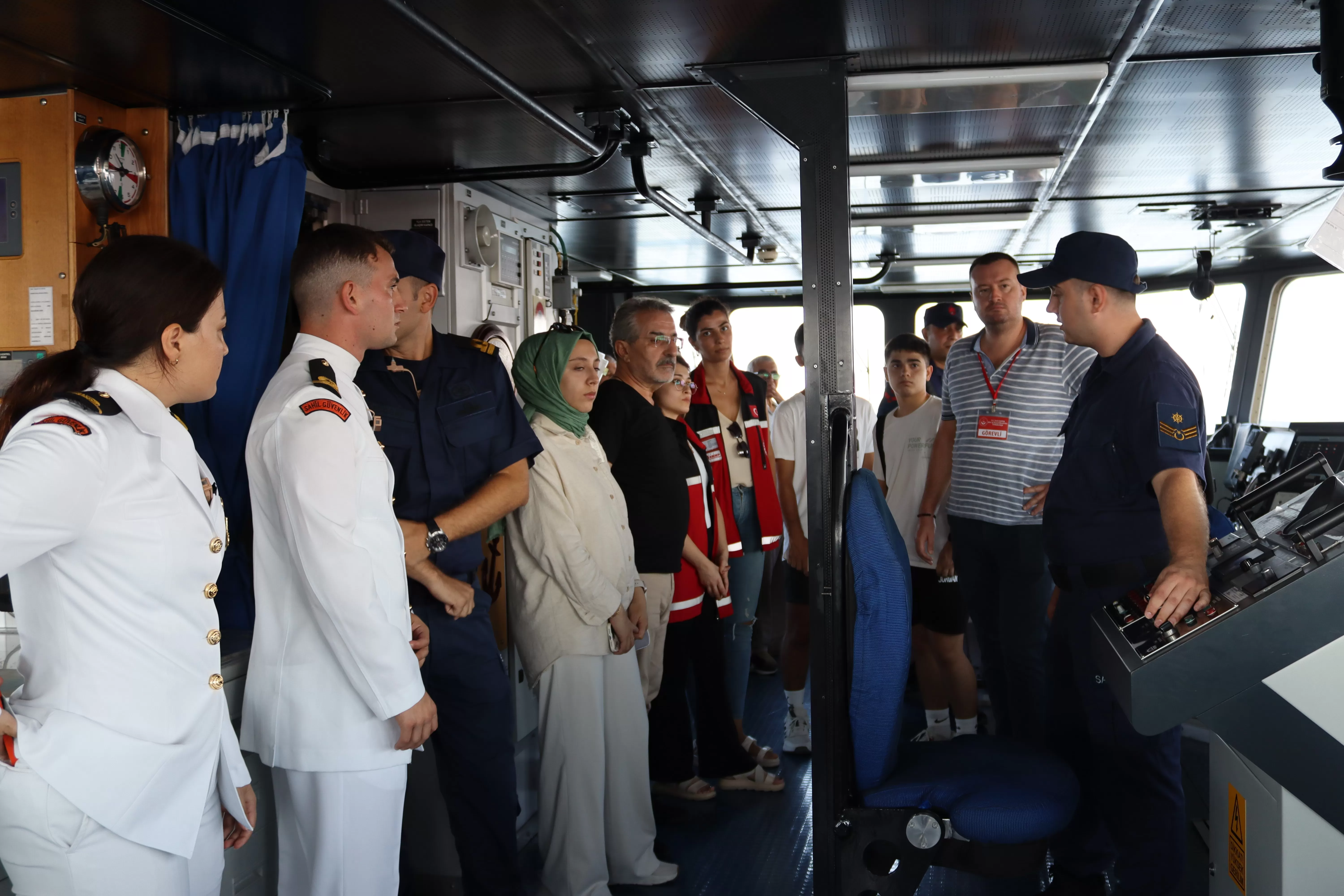 Sahil Güvenlik Komutanlığı, arama kurtarma gemisi TCSG Umut ile şehit, gazi ve depremzede aileler için körfez turu düzenledi.