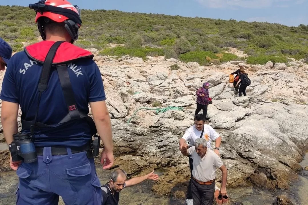 Sahil Güvenlik ekipleri, Yunanistan unsurlarının geri ittiği 136 düzensiz göçmeni İzmir açıklarında kurtardı.