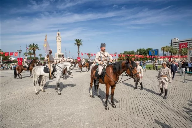 İzmir’in işgalden kurtuluşunun 101. yıldönümü kutlamaları kapsamında Konak Atatürk Meydanı’nda temsili bayrak töreni yapıldı.