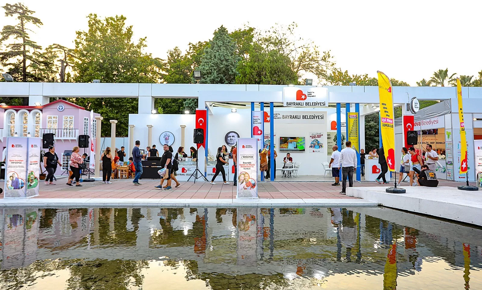 İzmir Enternasyonal Fuarı'na katılan Bayraklı Belediyesi, modern standı ve projeleriyle dikkat çekti.