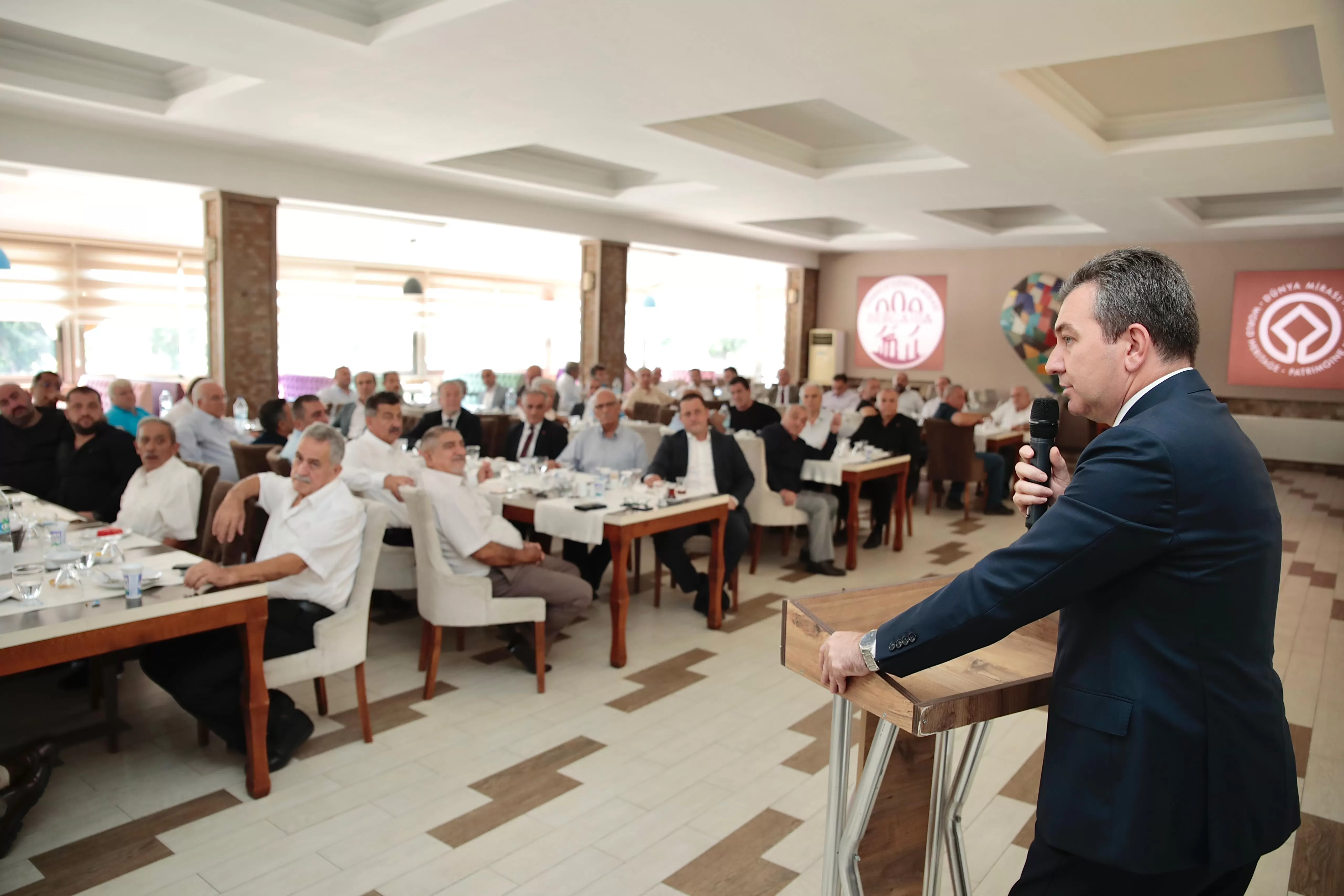 İzmir Esnaf ve Sanatkarlar Odaları Birliği Başkanı Yalçın Ata, Bergama Belediye Başkanı Hakan Koştu ve beraberinde Bergamalı oda başkanlarına ziyarette bulundu