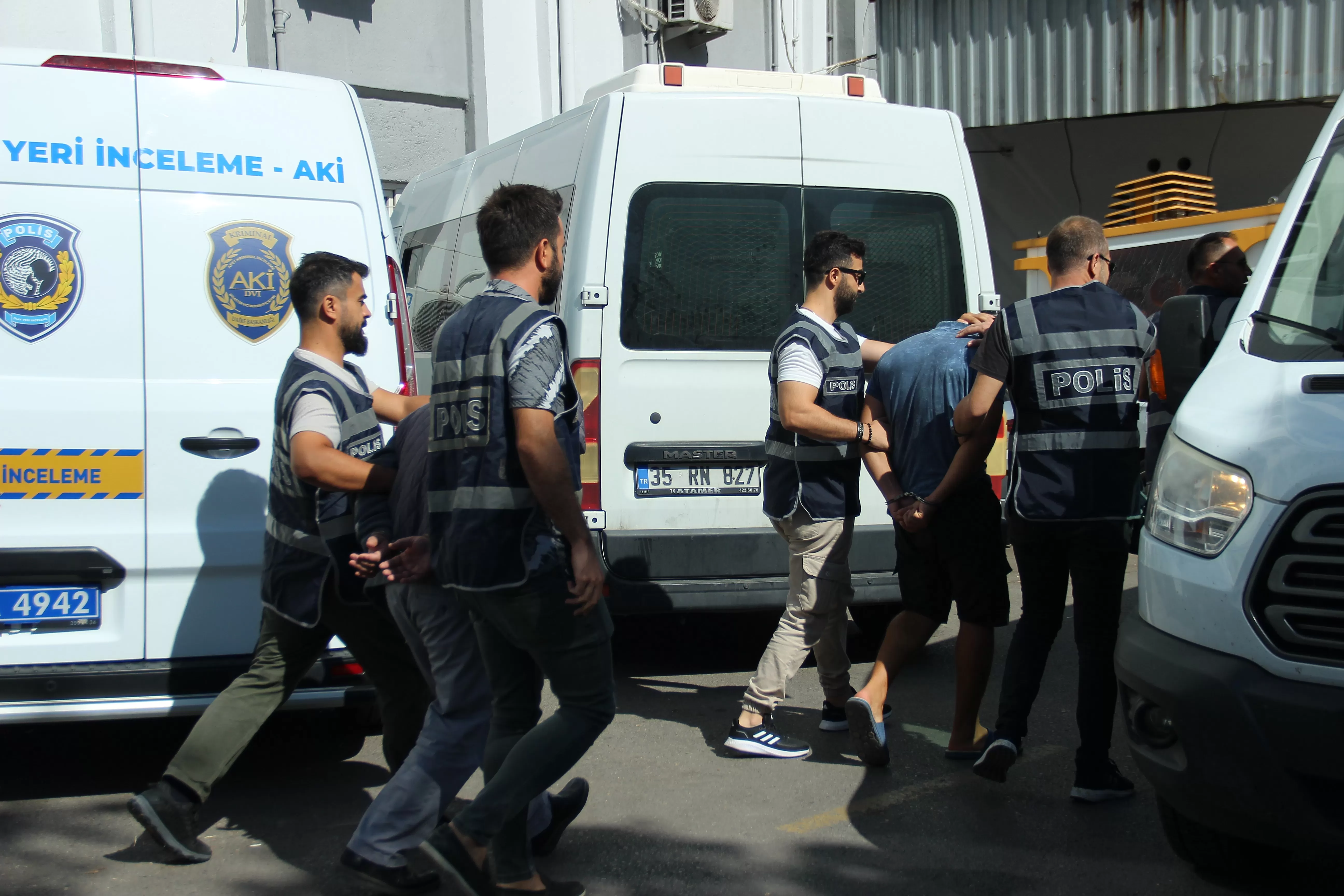 Deprem bölgesindeki hurda otomobil ile çalıntı aracı yer değiştireceklerdi şüpheliler İzmir'de gözaltına alındı.