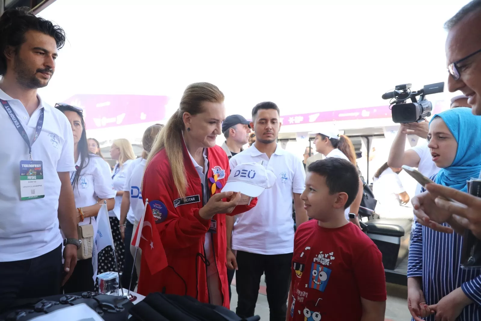 Türkiye'nin önde gelen havacılık, uzay ve teknoloji festivali TEKNOFEST'in İzmir ayağı, heyecanla beklenen bir başlangıç yaptı. 