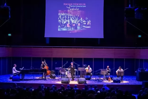 İzmir Büyükşehir Belediyesi, “Dünya Barış Günü’nde Eylem ile El Ele” adlı konser düzenledi. 