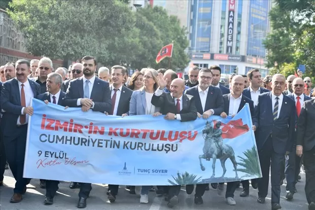 İzmir’in kurtuluşunun 101’inci yıldönümü kutlamaları, Türk ordusunun 9 Eylül’de şehre girdiği güzergâh üzerinde düzenlenen Zafer Yürüyüşü ile başladı.