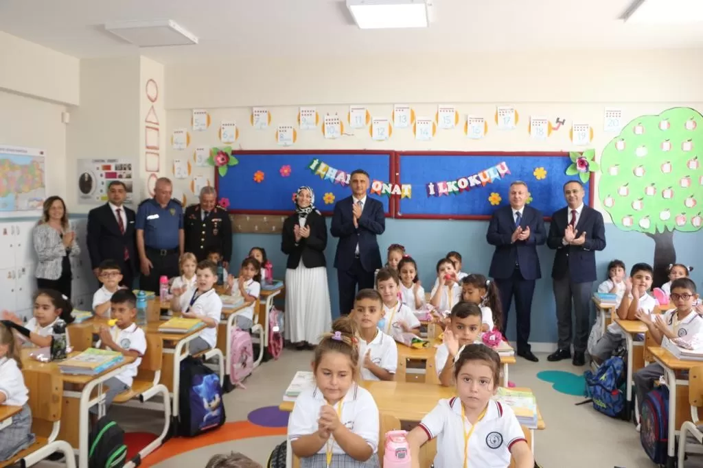 İzmir’de yeni eğitim-öğretim yılı ile beraber 2 bin 715 okulda, 736 bin 186 öğrenci için ders zili çaldı.