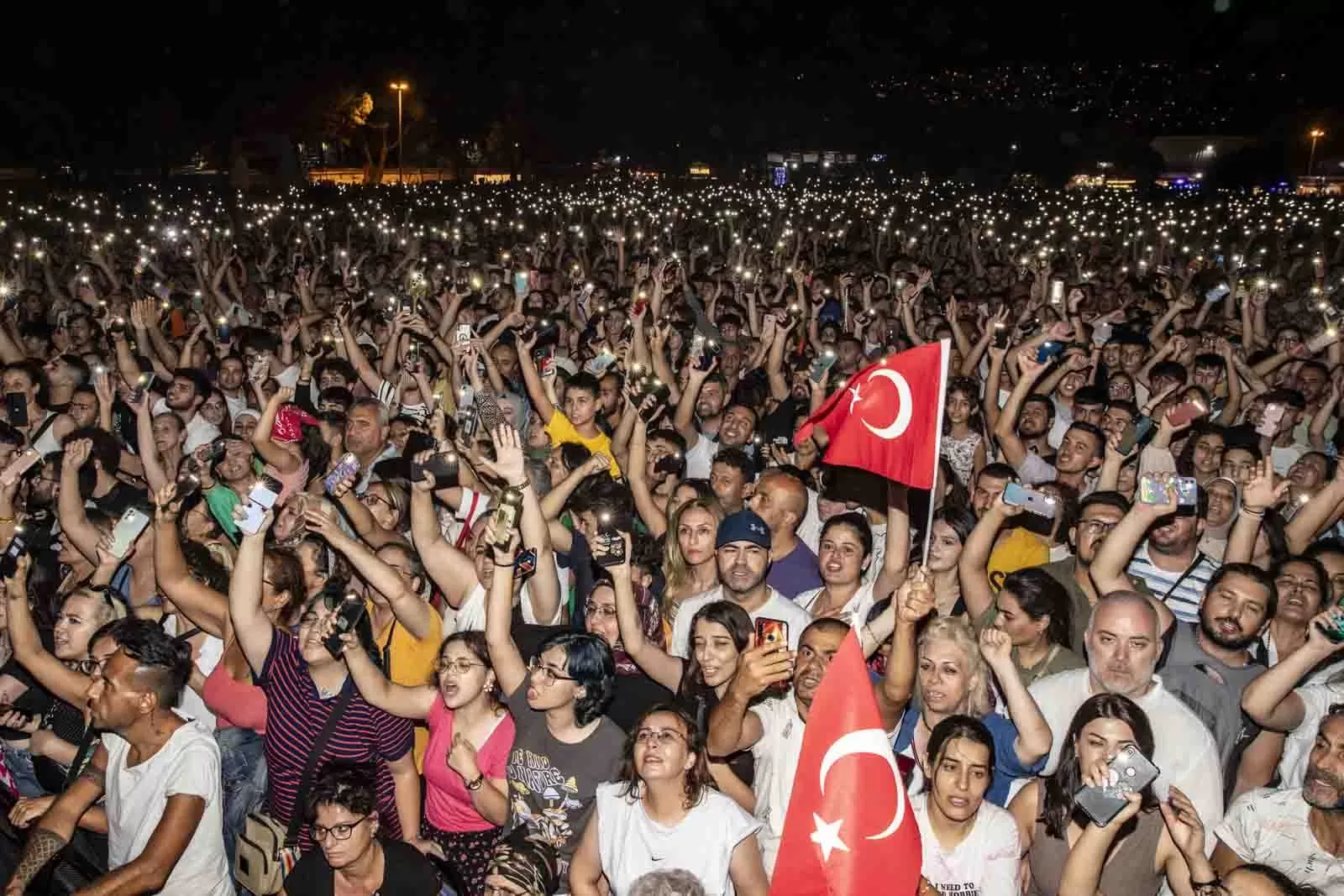 Haluk Levent İzmir Enternasyonal Fuarı'nın son gününde konser verdi, İzmir Valisi Süleyman Elban, hemşehrisine sürpriz yaparak sahneye çıktı