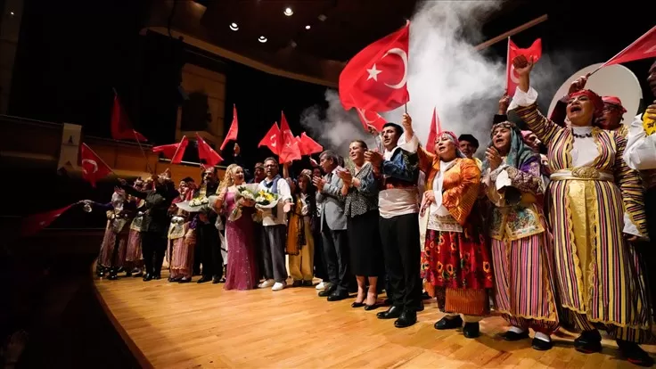 İzmir’in muhtarları, Türkiye Cumhuriyeti’nin 100'üncü ve İzmir’in kurtuluşu için hazırlanan “Kurtuluştan Demokrasiye İzmir Muhtarlar Müzikali” oyunuyla bir kez daha seyirci karşısına çıktı.