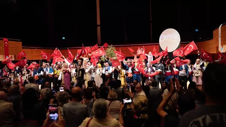 İzmir’in muhtarları, Türkiye Cumhuriyeti’nin 100'üncü ve İzmir’in kurtuluşu için hazırlanan “Kurtuluştan Demokrasiye İzmir Muhtarlar Müzikali” oyunuyla bir kez daha seyirci karşısına çıktı.