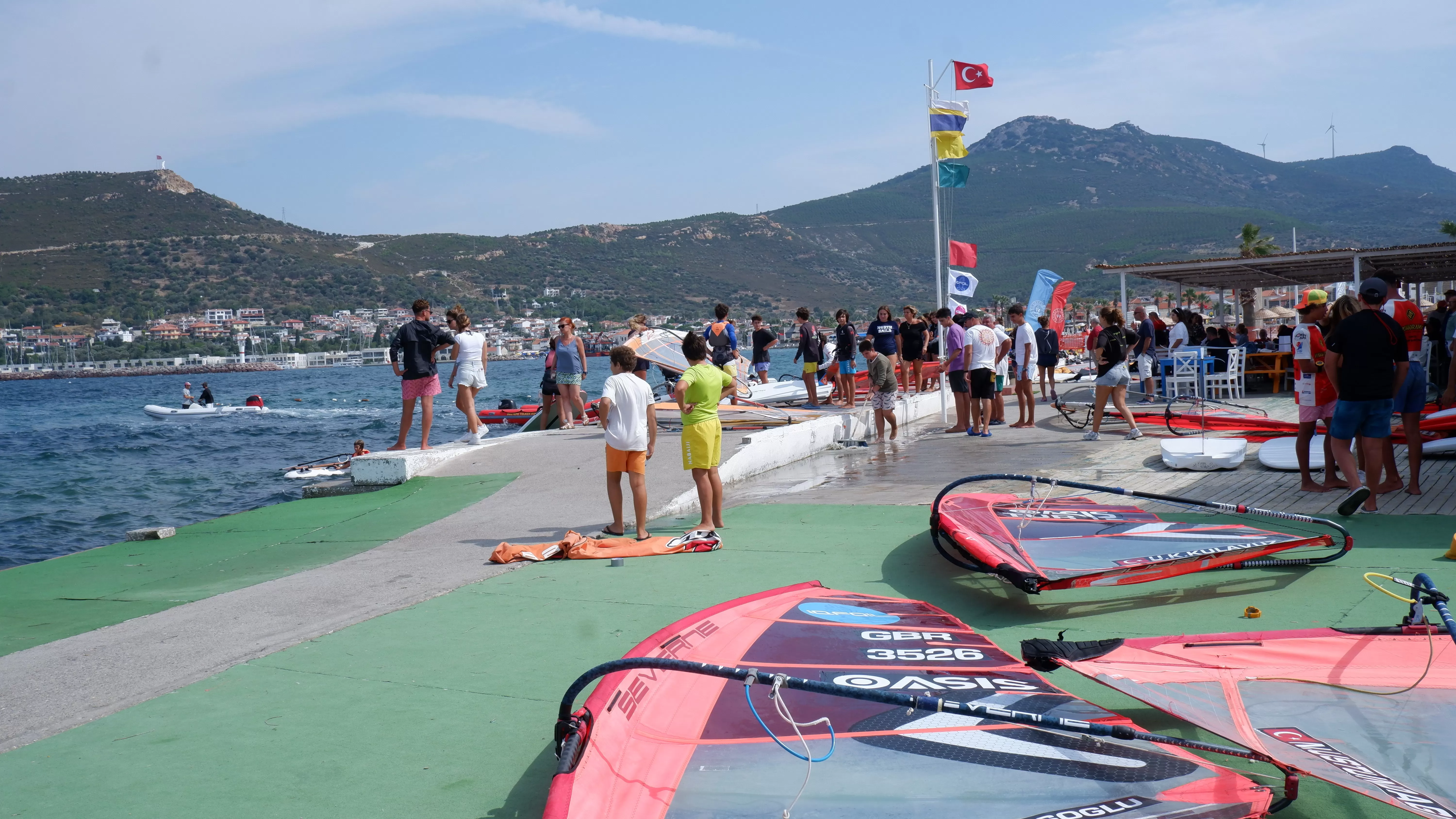 İzmir Gençlik ve Spor İl Müdürlüğü tarafından düzenlenen yelken yarışları heyecanlı başladı.