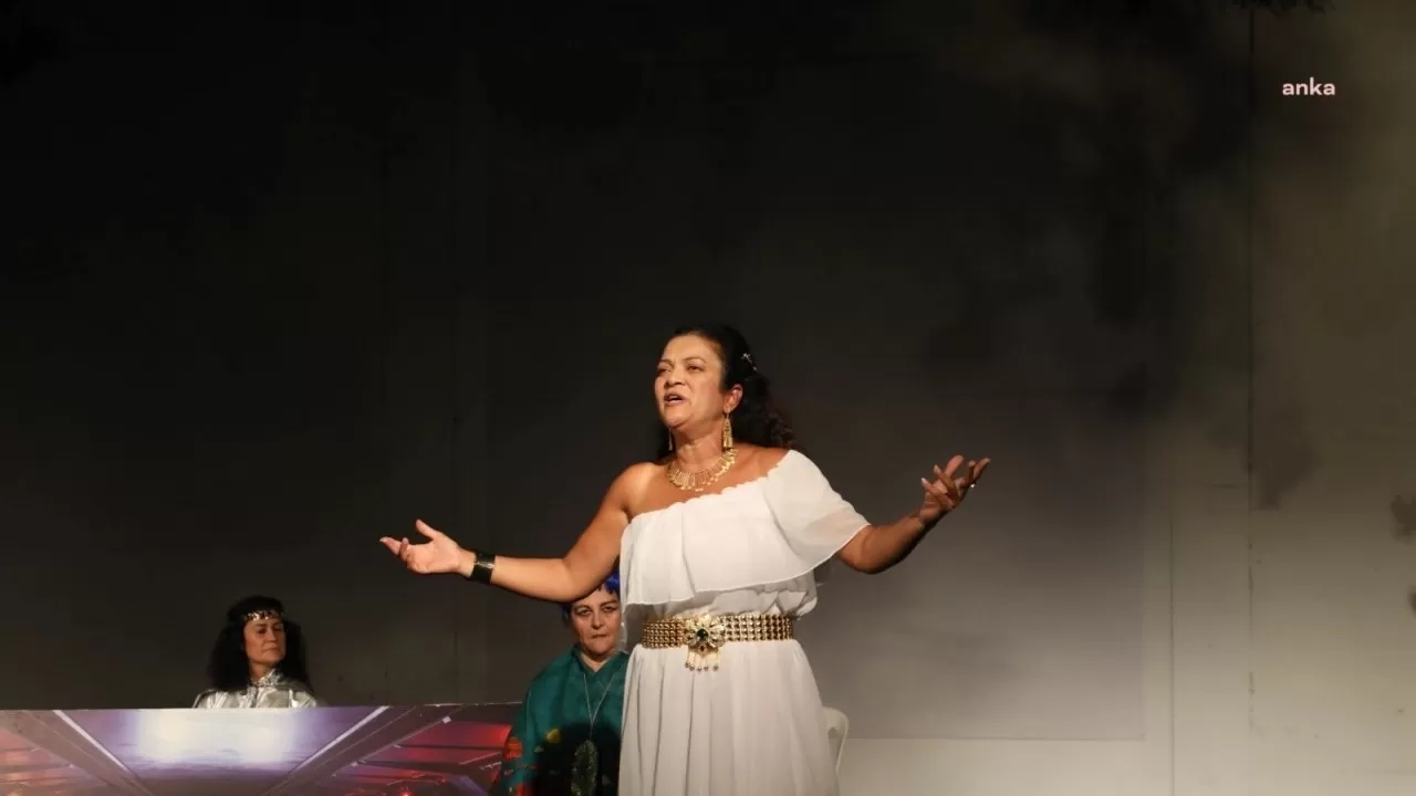 Narlıdere Belediyesi Pakize Ateş Kadın Danışma Merkezi Güçlü Kadınlar Tiyatro Grubu Çantadaki Sır isimli oyunlarıyla Burhaniye Ören’de sahne aldı.