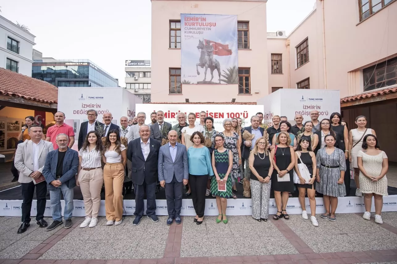 Tunç Soyer’in İzmir’in ikinci yüzyılına ışık tutmak için hazırlattığı “Geçmişten Günümüze Kurtuluşun 100. Yılında İzmir Kitap Serisi” kente kazandırıldı.