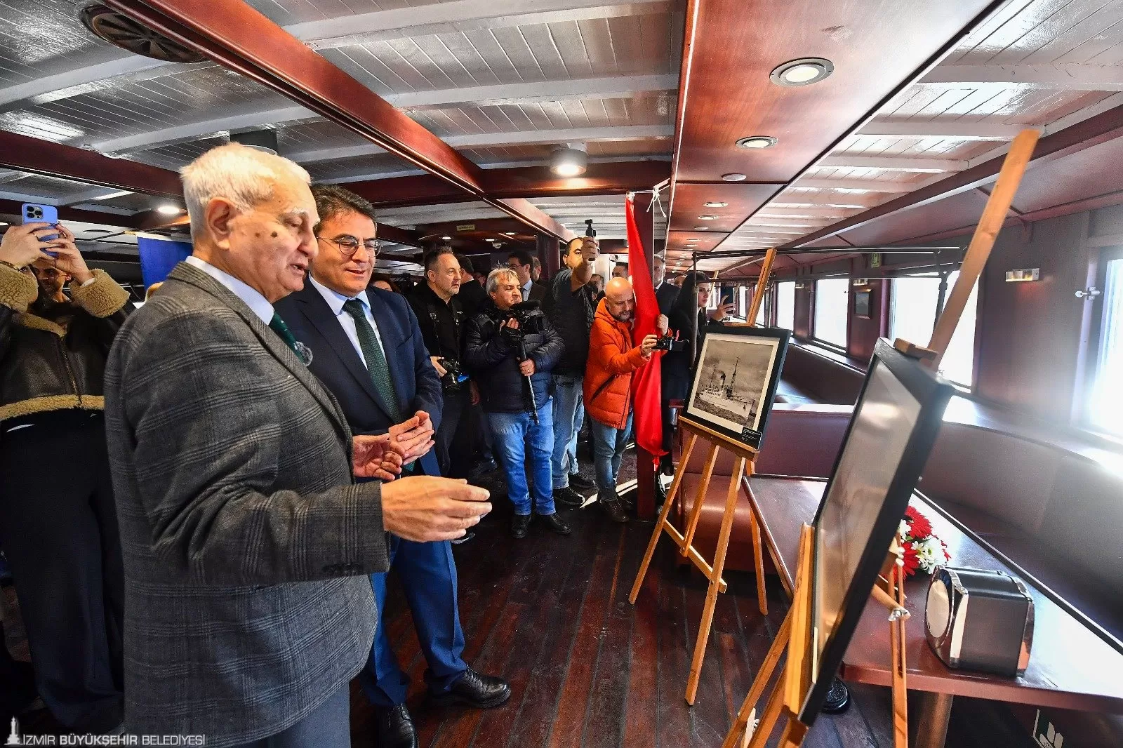 Büyük Önder Mustafa Kemal Atatürk'ün denizciliğe verdiği önemi anlatan "100 Yıllık Deniz Yolculuğu: Atatürk ve Cumhuriyet Gemileri Fotoğraf Sergisi" İzmir'de deniz severlerle buluştu.
