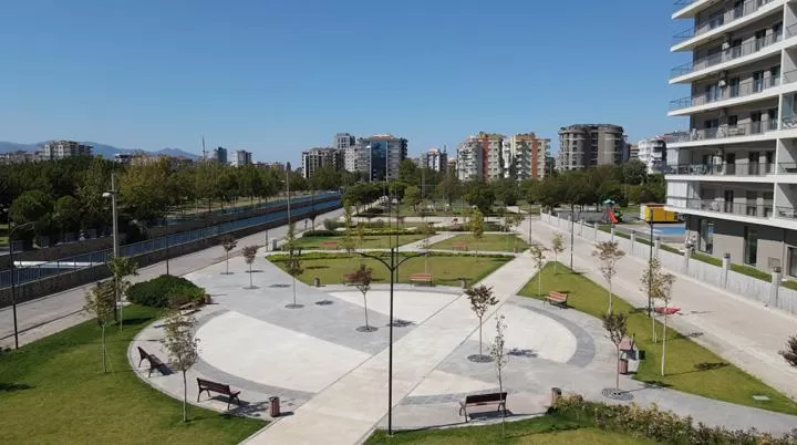 Bayraklı Belediyesi, son 4,5 yılda ilçenin farklı noktalarına kazandırdığı 21 yeni parkı Cuma günü Osmangazi Mahallesi'nde yapılacak törenle hizmete açacak.