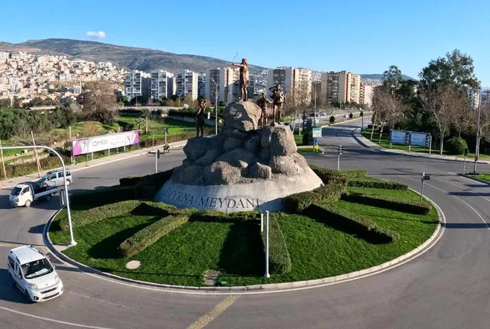 Bayraklı Belediyesi ve İzmir Büyükşehir Belediyesi'nin ortak çalışmasıyla Smyrna Meydanı'na yerleştirilen Amazon kadın heykelleri vatandaşlardan tam not aldı.