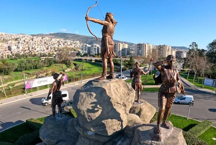 Bayraklı Belediyesi ve İzmir Büyükşehir Belediyesi'nin ortak çalışmasıyla Smyrna Meydanı'na yerleştirilen Amazon kadın heykelleri vatandaşlardan tam not aldı.