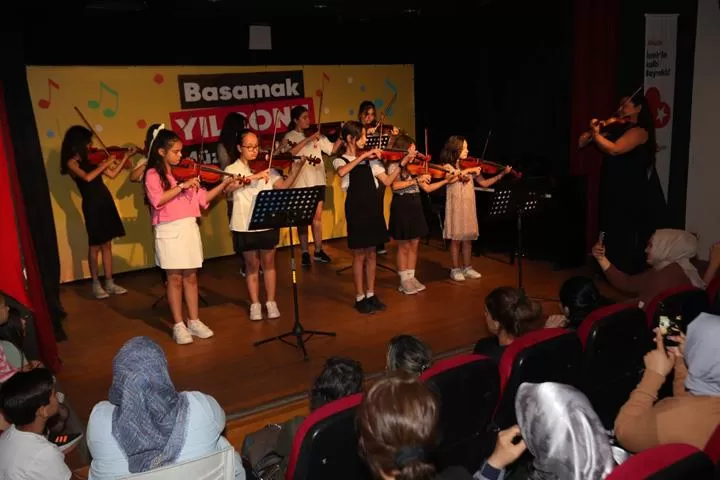 Bayraklı Belediyesi'nin BASAMAK çatısı altında topladığı kültür-sanat ve hobi kurslarına yeni yılda da ilgi büyük oldu. 