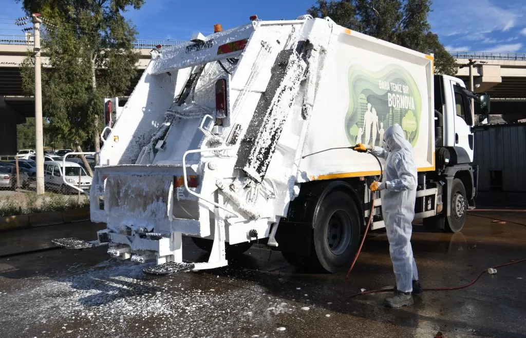 Bornova Belediyesi, 2023 yılında da temizlik çalışmalarını hız kesmeden sürdürdü. 7 gün 24 saat esasına göre çalışan 333 personel ve 84 araçla ilçenin dört bir yanında temizlik yapıldı. 
