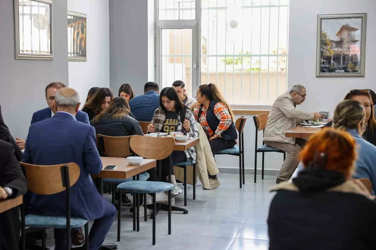 İzmir'in Buca ilçesinde, öğrencilere ve ihtiyaç sahiplerine hizmet verecek Belediye Lokantası açıldı. 