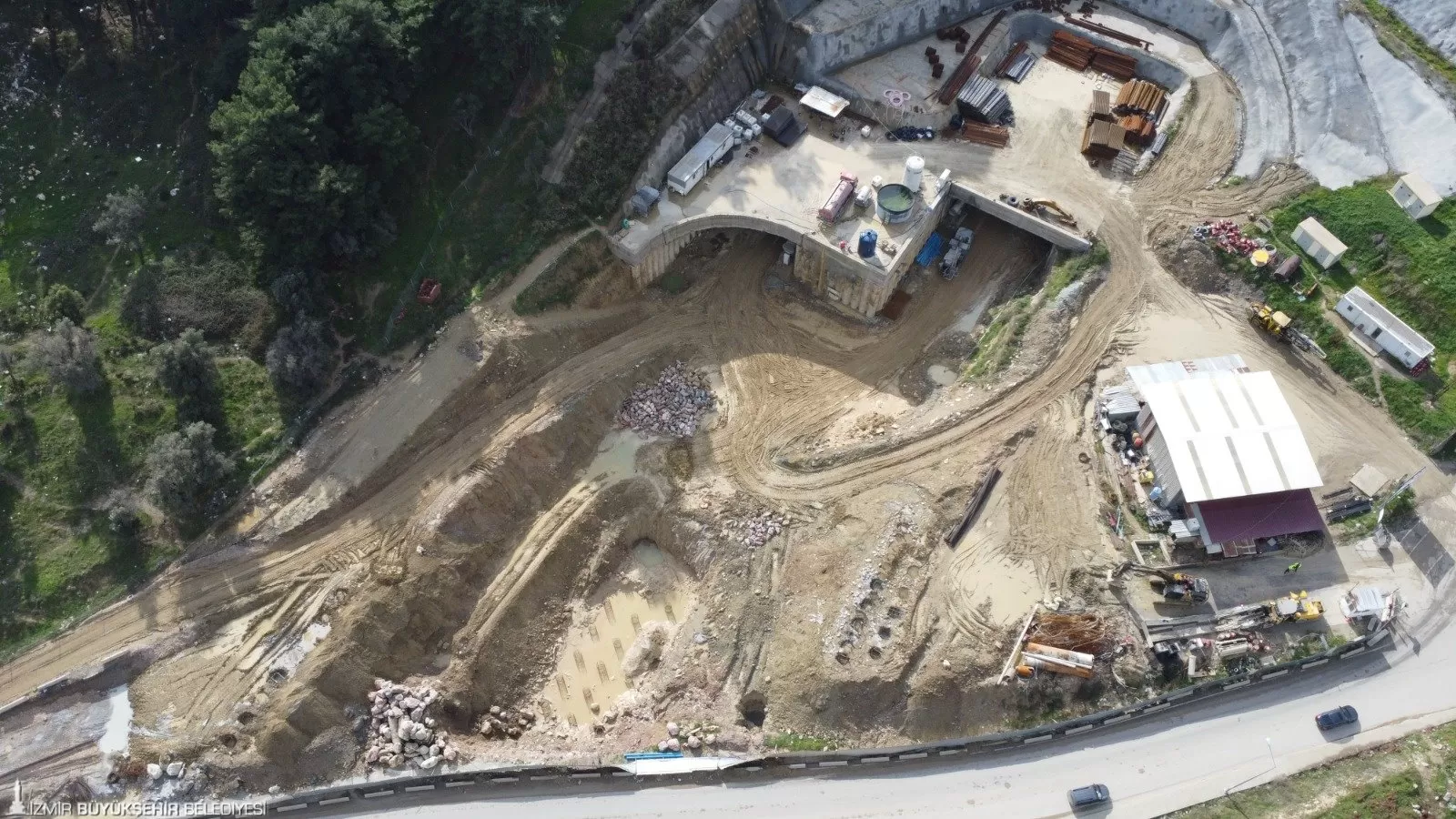İzmir Büyükşehir Belediyesi'nin Buca ile Bornova'yı birbirine bağlayacak Onat Tüneli'nde kazı çalışmaları hızla ilerliyor. 