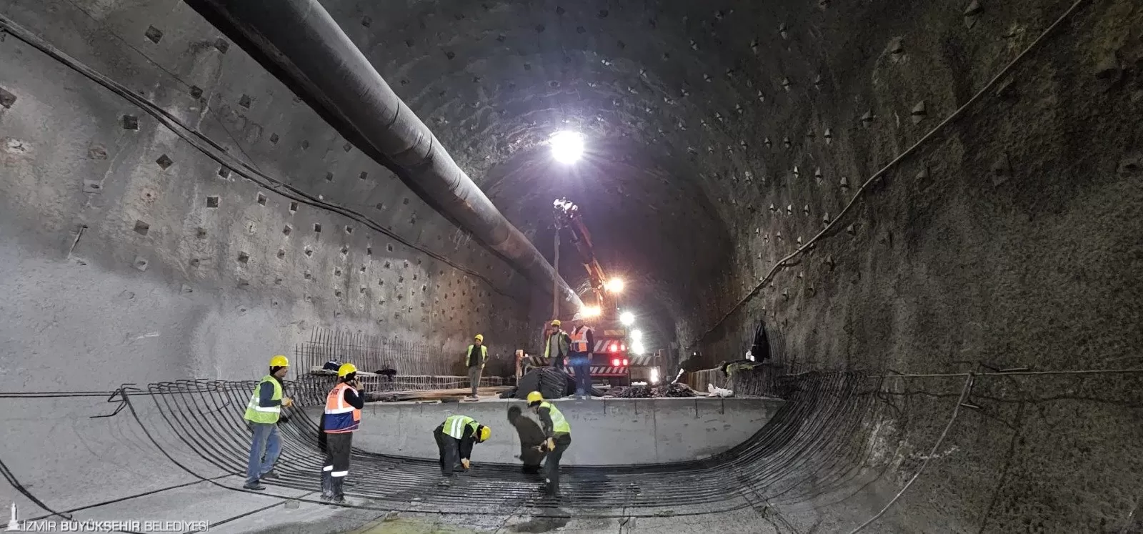 İzmir Büyükşehir Belediyesi'nin Buca ile Bornova'yı birbirine bağlayacak Onat Tüneli'nde kazı çalışmaları hızla ilerliyor. 
