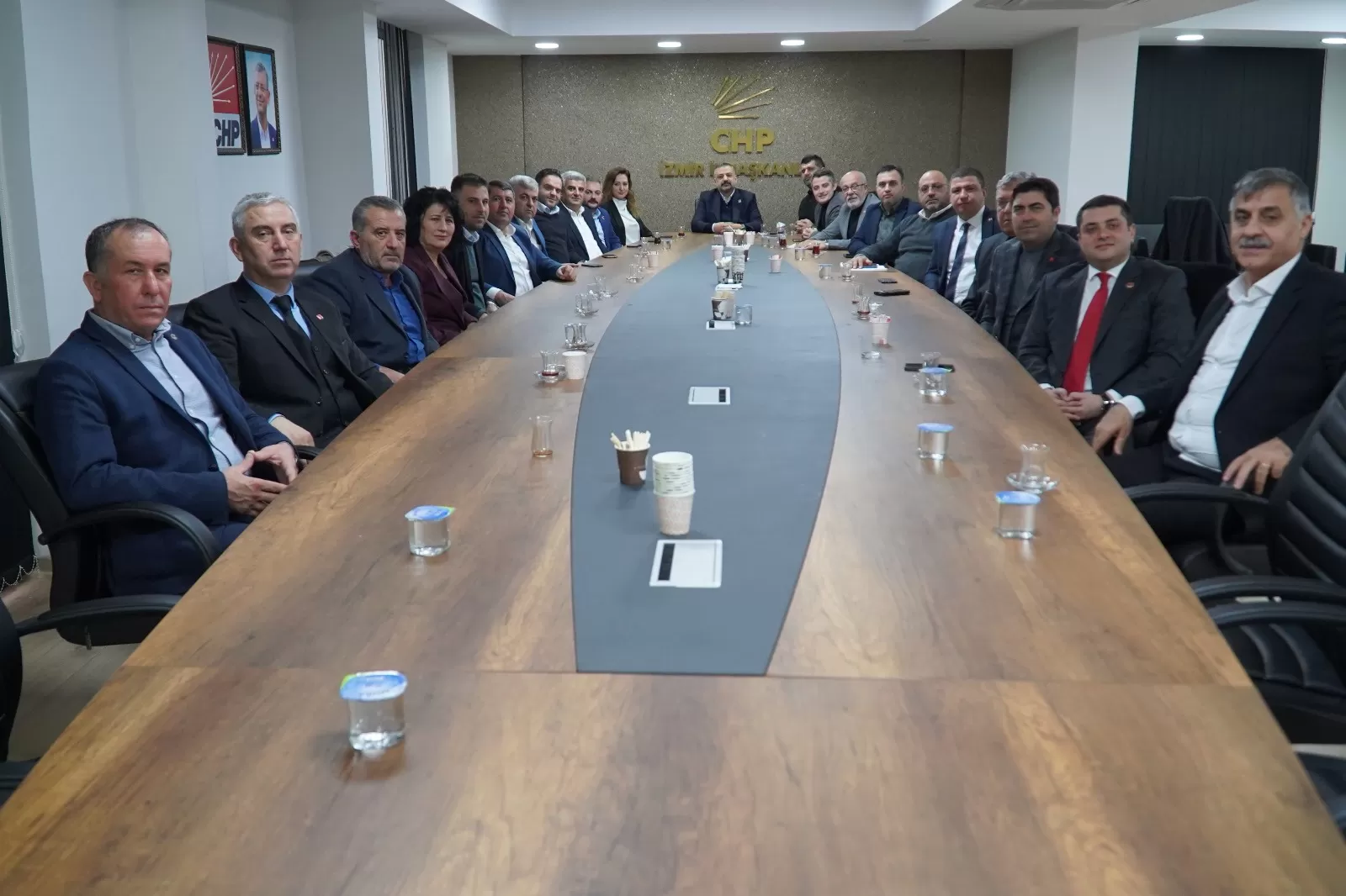 CHP İzmir İl Başkanı Şenol Aslanoğlu, İzmir'de adaylıkları açıklanan 6 ilçe belediye başkan adayı ve ilçelerin örgüt başkanları ile toplantı gerçekleştirdi. 