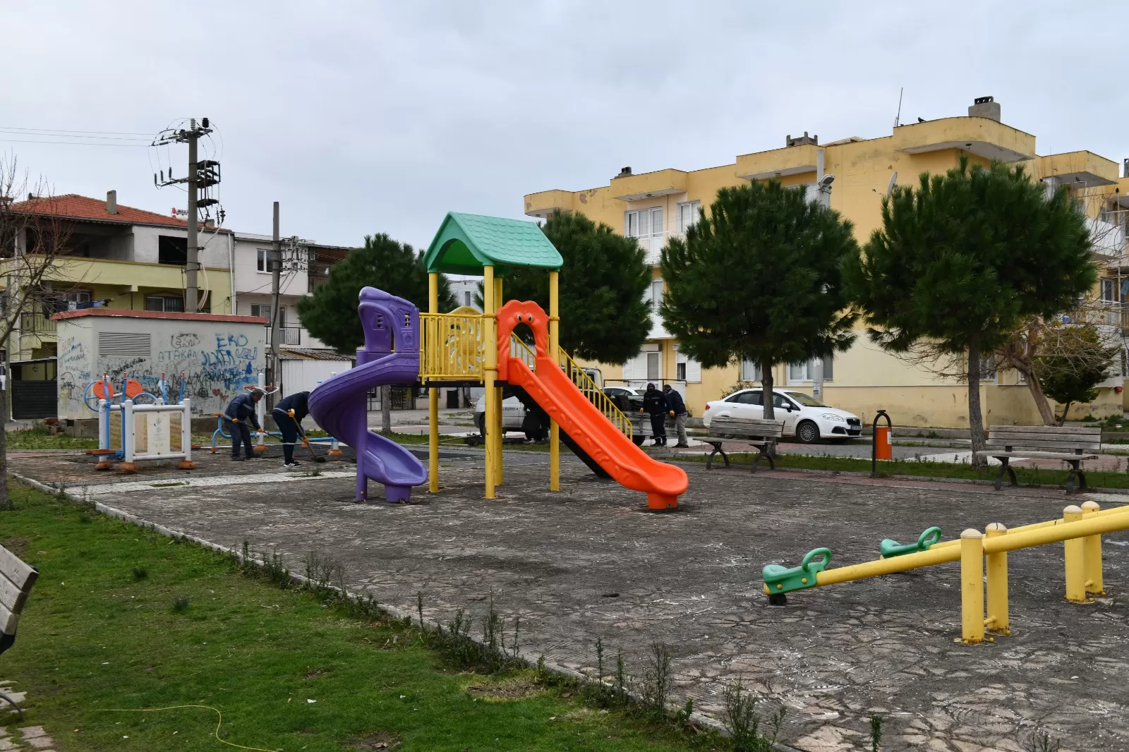 Çiğli Belediyesi, mahalle ziyaretleri kapsamında eksiklerini tespit ettiği Sasalı Mahallesi 30 Sokaktaki parkın yenileme çalışmalarına vakit kaybetmeden başladı.