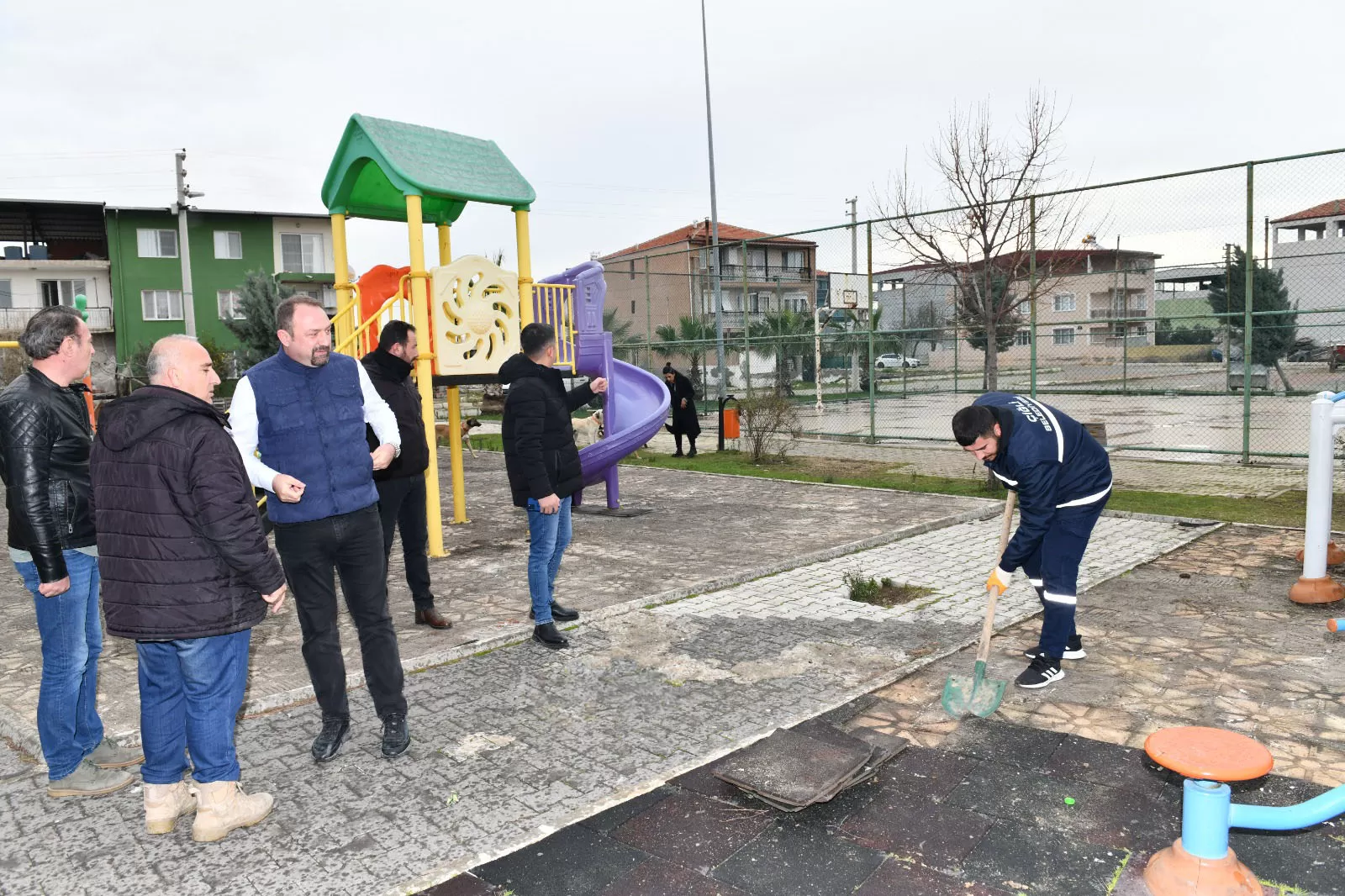 Çiğli Belediyesi, mahalle ziyaretleri kapsamında eksiklerini tespit ettiği Sasalı Mahallesi 30 Sokaktaki parkın yenileme çalışmalarına vakit kaybetmeden başladı.