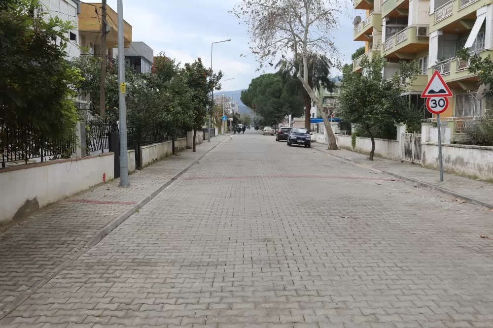 Efes Selçuk Belediye Başkanı Filiz Ceritoğlu Sengel, Cumhuriyet Mahallesi'nde yol ve kaldırım çalışmalarının tamamlandığını duyurdu.