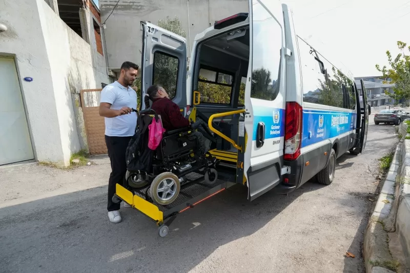 Gaziemir Belediyesi, Hasta Nakil Ambulansı ve Engelli Hasta Aracı hizmetleriyle, 2019 Nisan ayından bu yana 15 bin 184 vatandaşı hastaneye ulaştırdı.