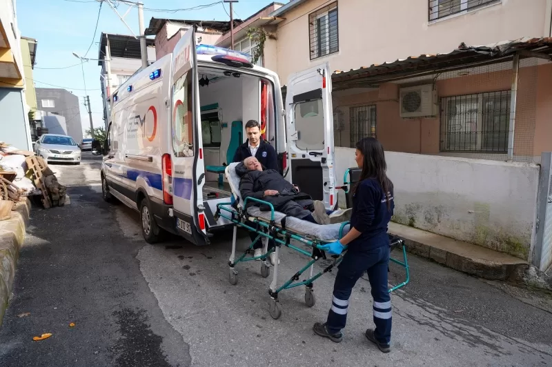 Gaziemir Belediyesi, Hasta Nakil Ambulansı ve Engelli Hasta Aracı hizmetleriyle, 2019 Nisan ayından bu yana 15 bin 184 vatandaşı hastaneye ulaştırdı.