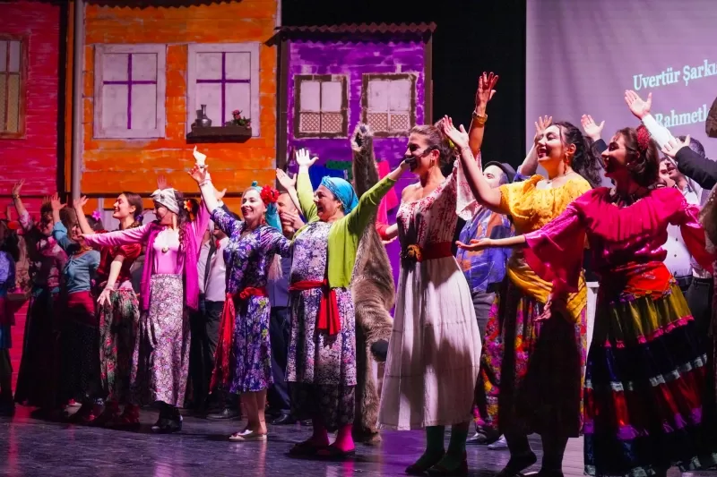 Gaziemir Belediyesi'nin düzenlediği kültür sanat etkinlikleri kapsamında Müjdat Gezen'in yazdığı ve yönettiği Gırgıriye oyunu seyirciyle buluştu.