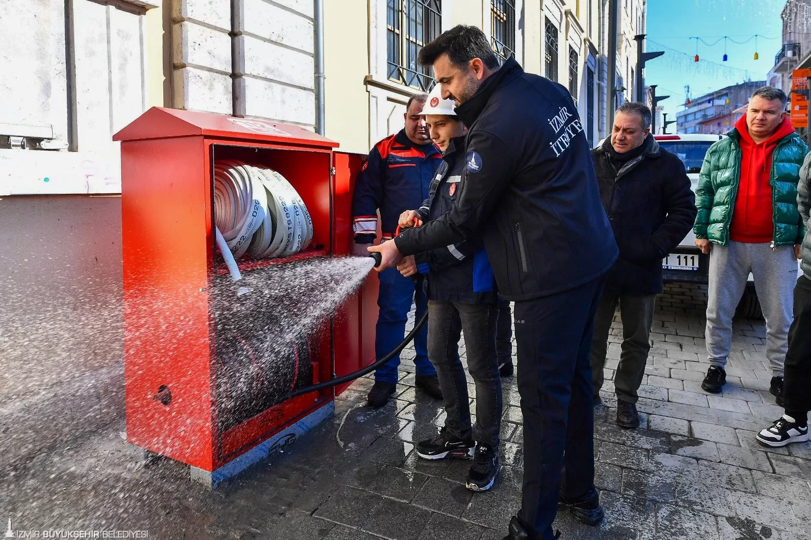 İzmir Büyükşehir Belediyesi, tarihi Kemeraltı Çarşısı'nda çıkabilecek yangınlara karşı önlem aldı. Çarşıda 12 noktaya yangın dolabı yerleştirildi ve esnafa yangın eğitimi verildi.