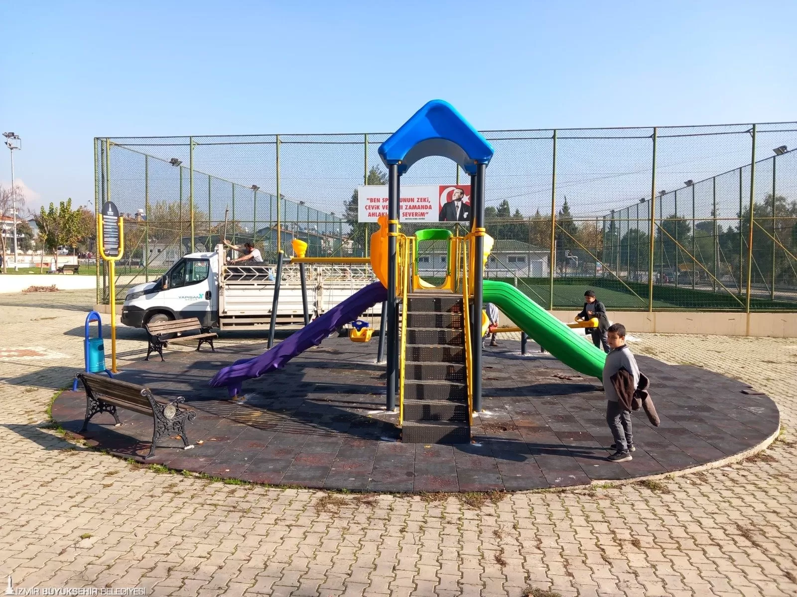 İzmir Büyükşehir Belediyesi, çocukların daha sağlıklı ve güvenilir koşullarda oynaması için çalışmalarını sürdürüyor. 