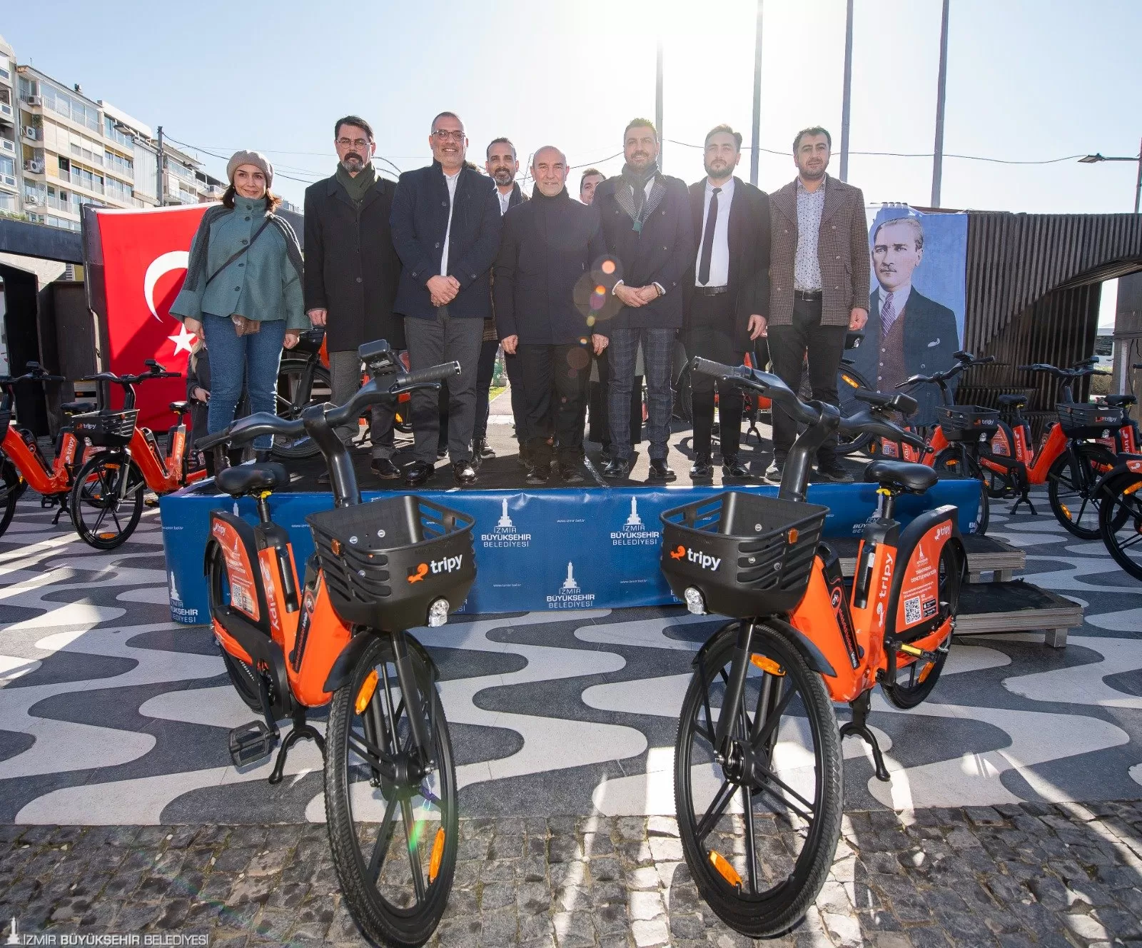 İzmir Büyükşehir Belediyesi, kent içi ulaşımı daha sürdürülebilir ve çevreci hale getirmek amacıyla Elektrik Destekli Akıllı Bisiklet Paylaşım Sistemi'ni hayata geçirdi.