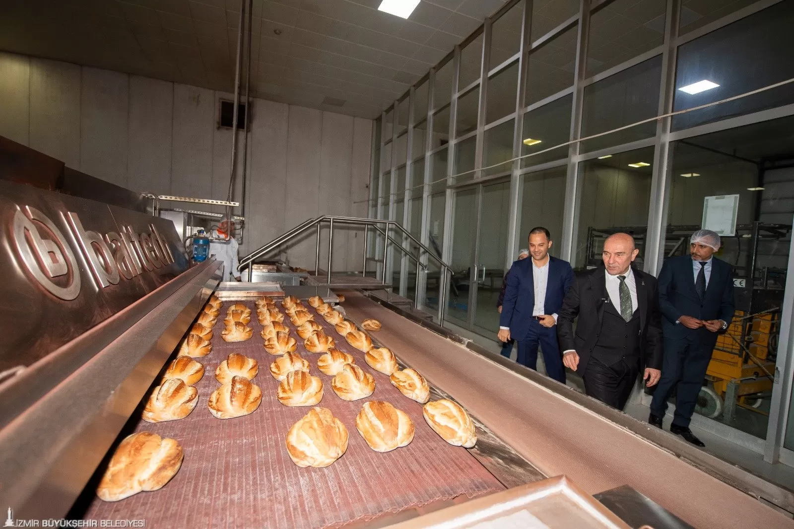 İzmir Büyükşehir Belediye Başkanı Tunç Soyer, Halk Ekmek Fabrikası'nı ziyaret ederek artan girdi maliyetlerine rağmen ekmek fiyatını 5 TL'de tutmaya devam edeceklerini söyledi. 