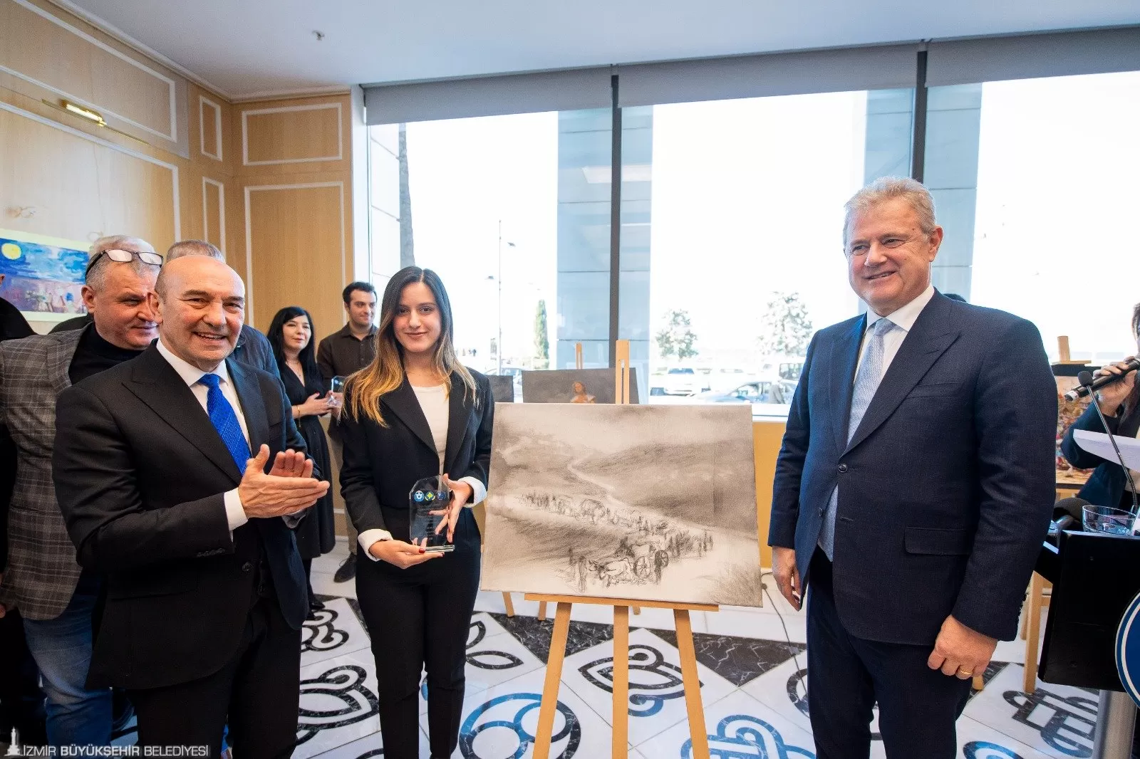 Tunç Soyer, İzmir Ticaret Odası'nın desteği ile Kosova Rumeli Kültür Sanat ve Turizm Derneği tarafından düzenlenen "Rumeli'den Göç" temalı resim sergisinin açılışına katıldı.