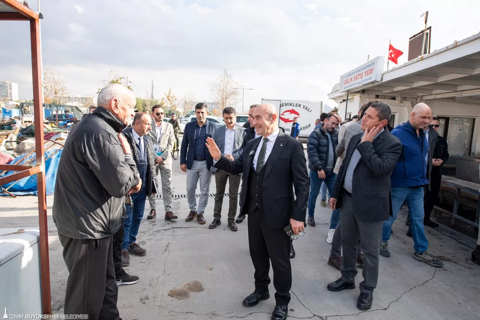 İzmir Büyükşehir Belediye Başkanı Tunç Soyer, geçen ay yaşanan deniz taşmasından etkilenen Karşıyakalı balıkçıları ziyaret etti. 