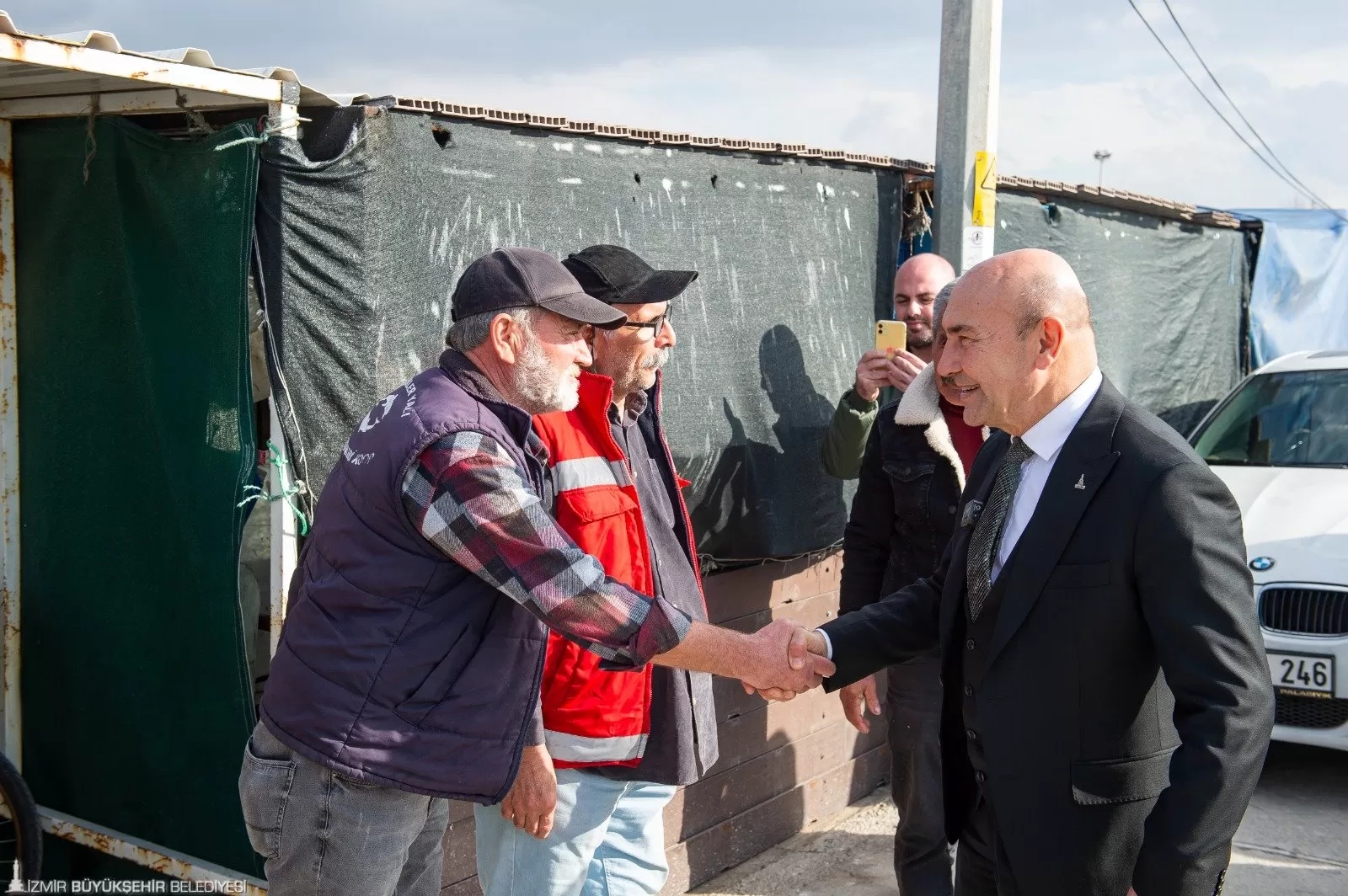 İzmir Büyükşehir Belediye Başkanı Tunç Soyer, geçen ay yaşanan deniz taşmasından etkilenen Karşıyakalı balıkçıları ziyaret etti. 
