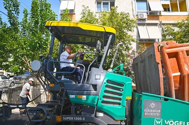 Karabağlar Belediyesi, 2023 yılında ilçe genelinde 20 bin tondan fazla asfalt serimi gerçekleştirdi.