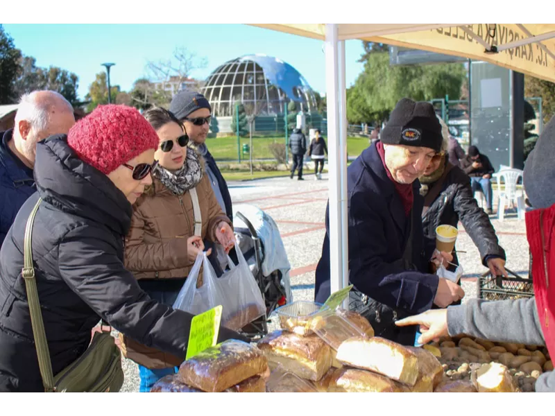 Karşıyaka Belediyesi, sağlıklı gıdaya uygun şartlarda erişimi desteklemek için 13. kez Yerel Üretici Buluşması'nı düzenledi.