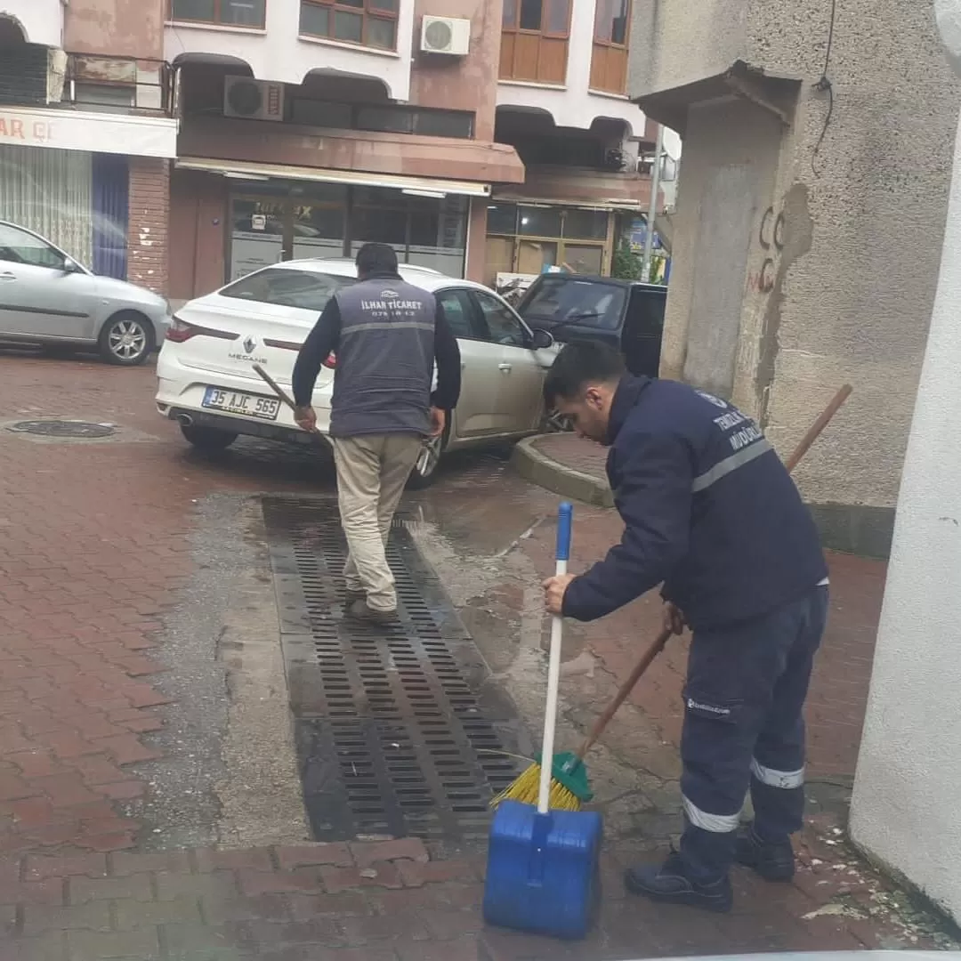 İzmir'in Kemalpaşa ilçesinde, yağmur suyu tahliyesinin daha rahat sağlanması ve meydana gelebilecek su taşkınlarının önüne geçilmesi için mazgal temizlik çalışması başlatıldı.