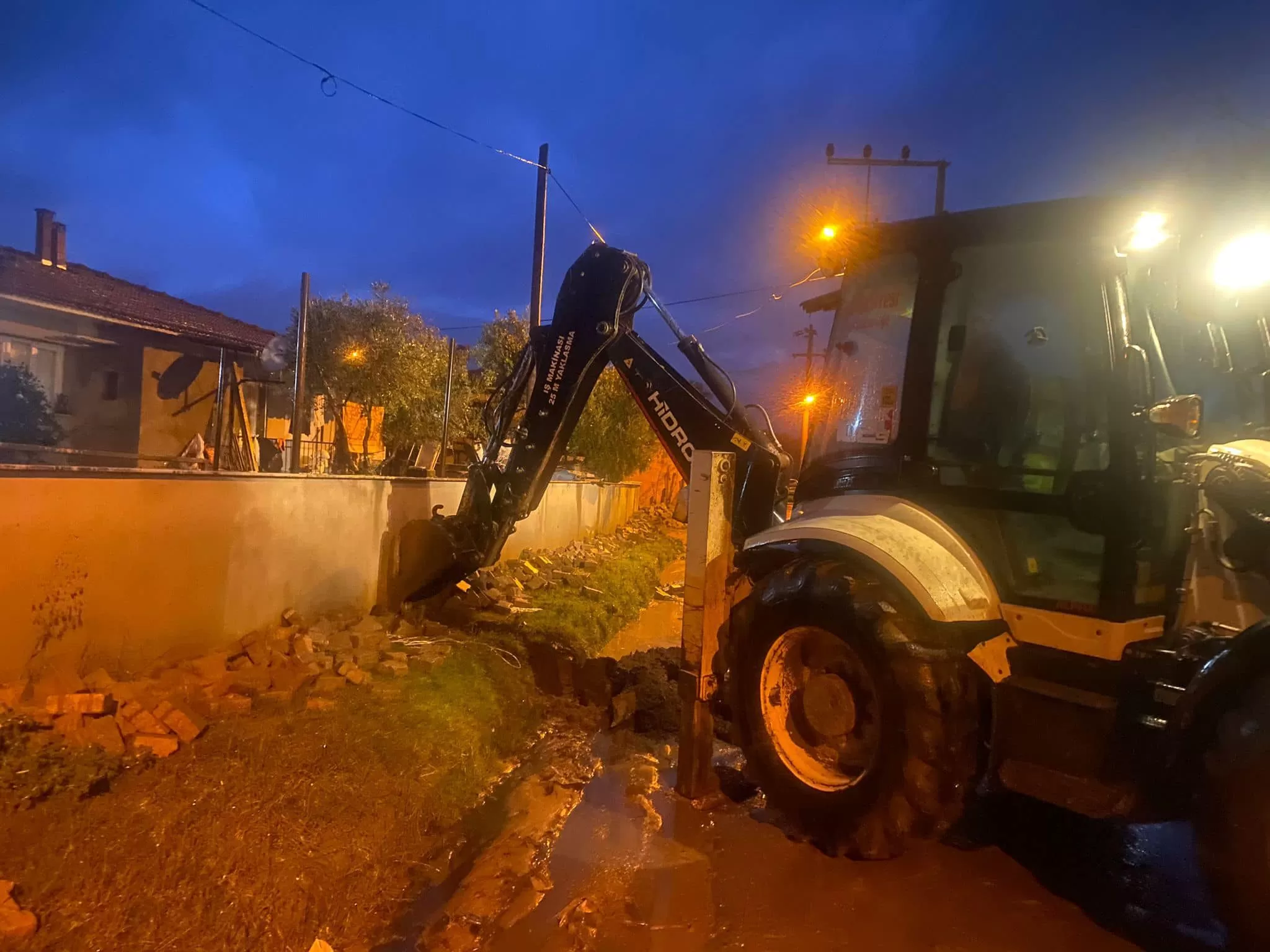 İzmir'in Kiraz ilçesinde etkili olan yağış sonrası, belediye ekipleri aralıksız olarak çalışmalarını sürdürüyor.