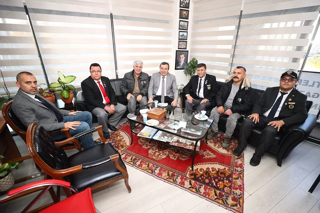 Konak Belediye Başkanı Abdül Batur, İzmir'deki şehit ailelerini ve gazileri ziyaret etti. Batur, ziyarette şehit ailelerine ve gazilere desteklerini ifade etti.