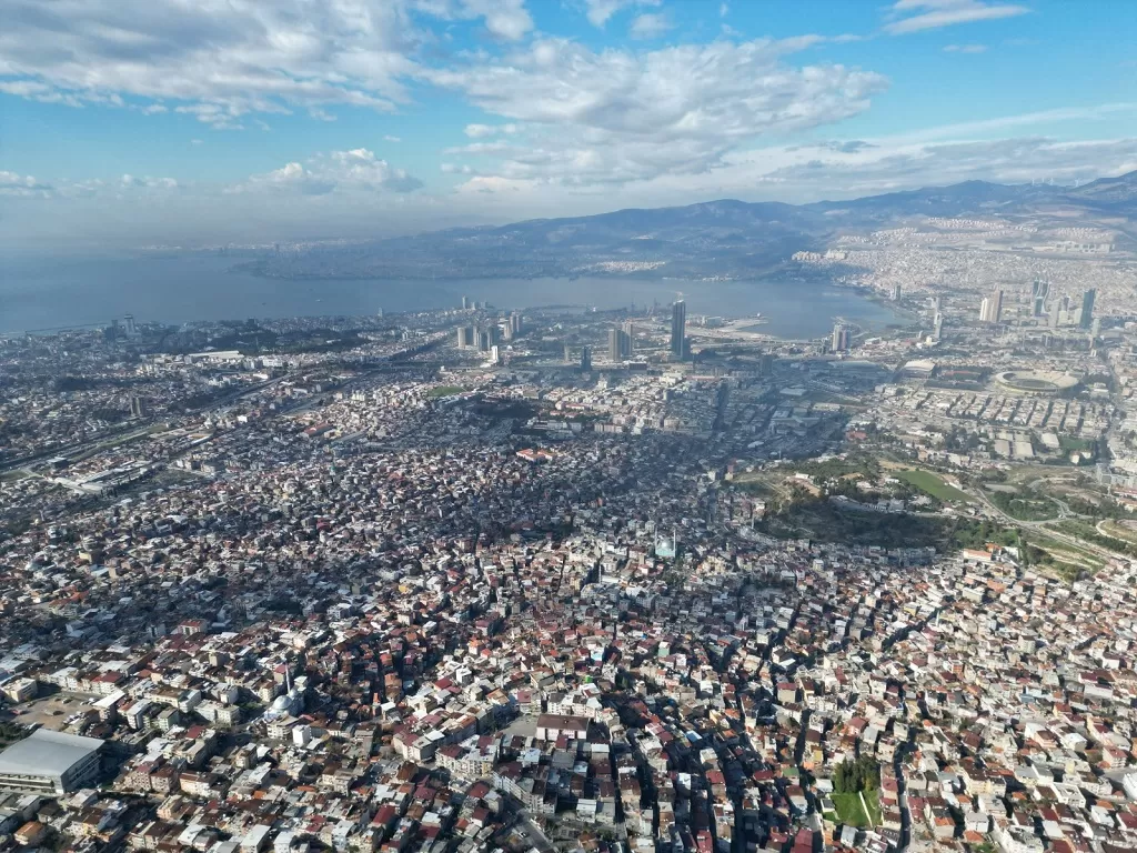 İzmir'in Konak ilçesinde, şehirleşme ve iklim değişikliğinin etkisiyle oluşan ısı adalarını belirlemek için çalışma başlatıldı. 