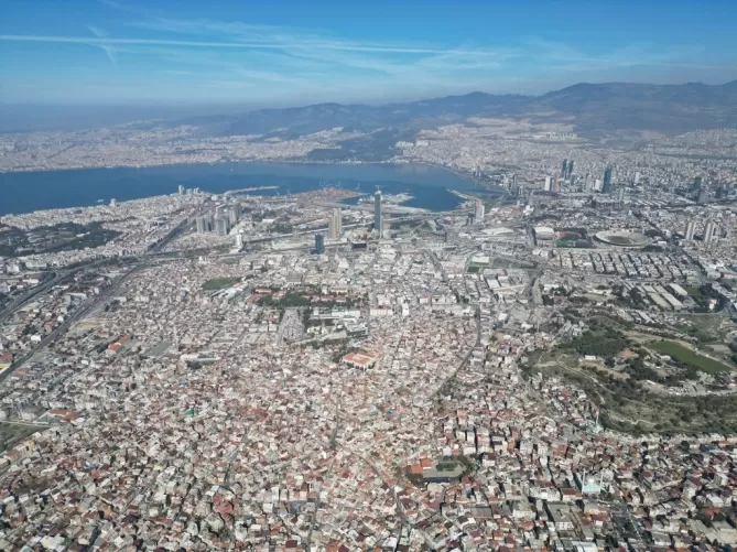 İzmir'in Konak ilçesinde, şehirleşme ve iklim değişikliğinin etkisiyle oluşan ısı adalarını belirlemek için çalışma başlatıldı. 