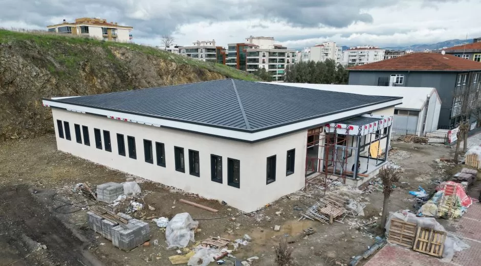 İzmir'in Menemen ilçesinde, Ulukent Semt Polikliniği ve Asarlık Aile Sağlığı Merkezi'nin inşaatı tamamlandı. Tesisler, bu ay içinde Sağlık Bakanlığı'na teslim edilecek.