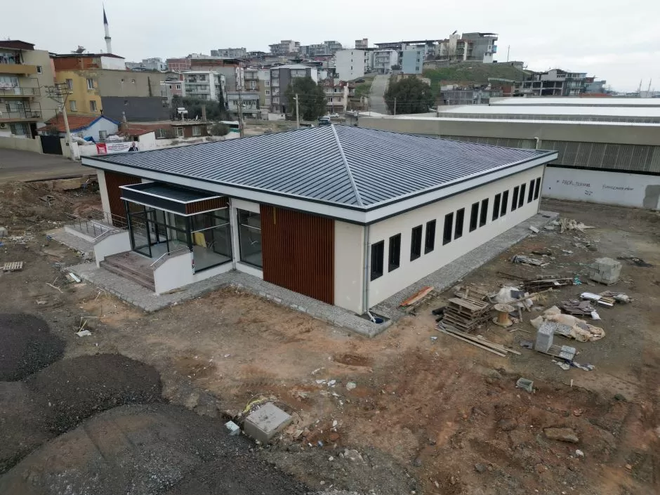 İzmir'in Menemen ilçesinde, Ulukent Semt Polikliniği ve Asarlık Aile Sağlığı Merkezi'nin inşaatı tamamlandı. Tesisler, bu ay içinde Sağlık Bakanlığı'na teslim edilecek.